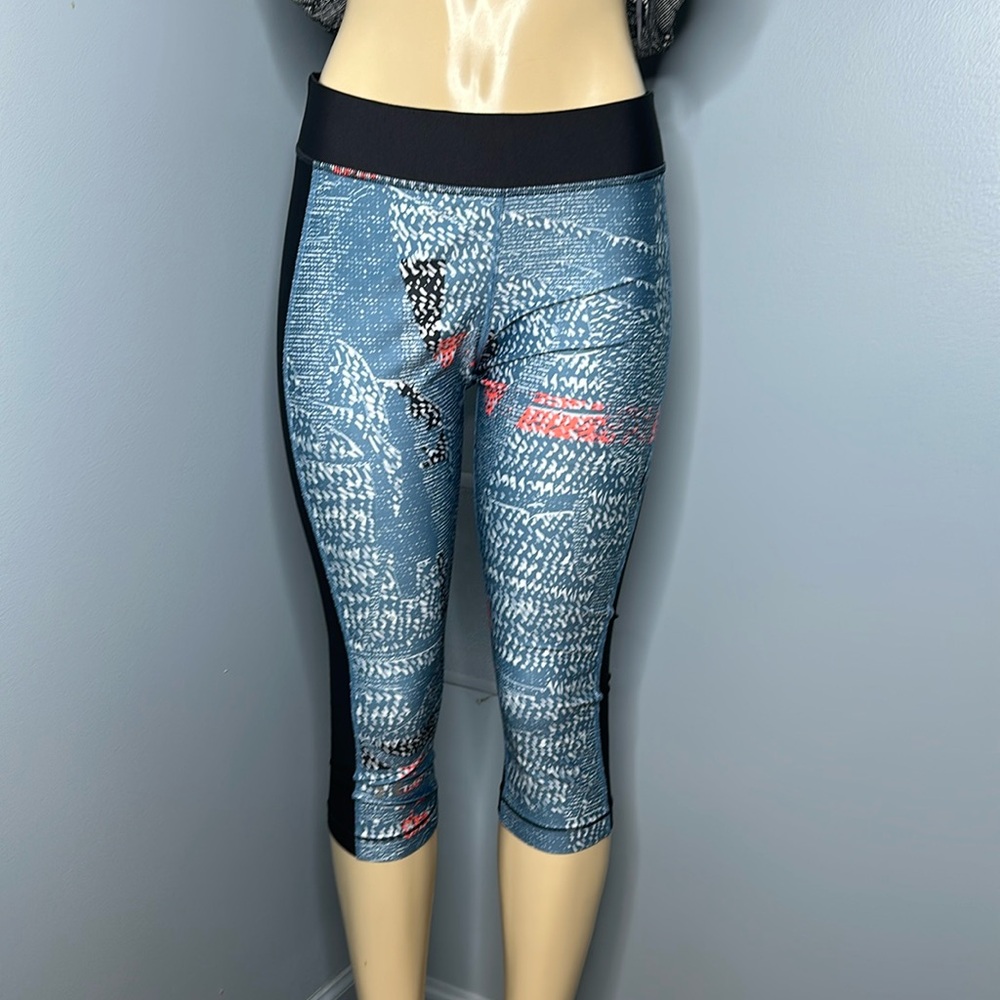 Under Armour women’s leggings size L 3/4 pants print Armour capri